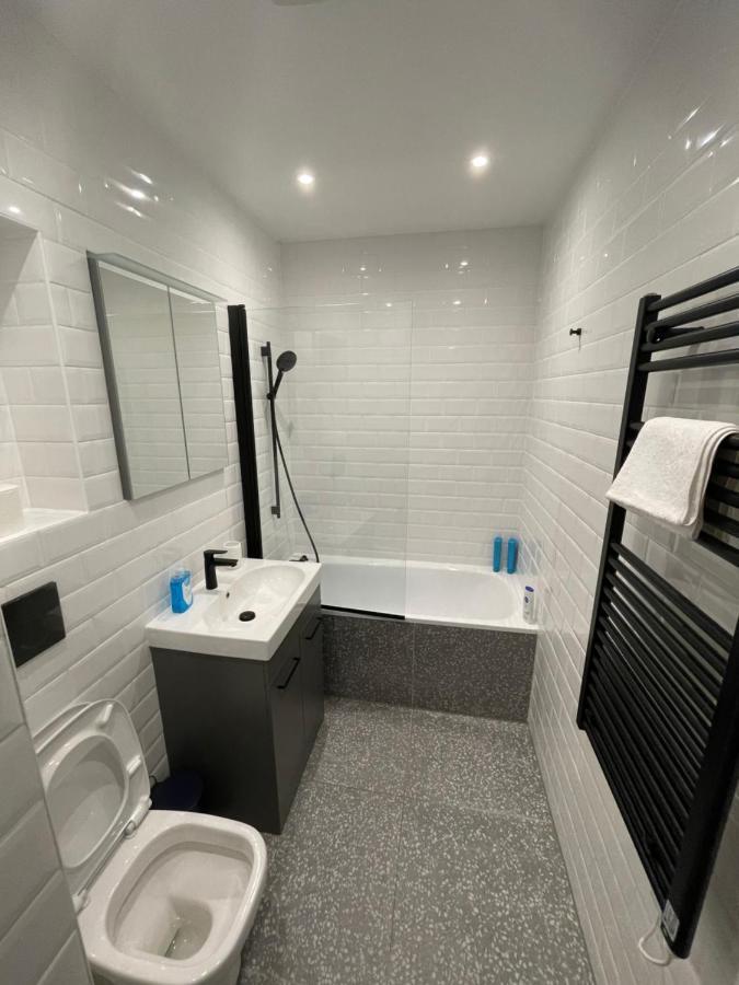 Blue Lagoon Apartment London Ngoại thất bức ảnh